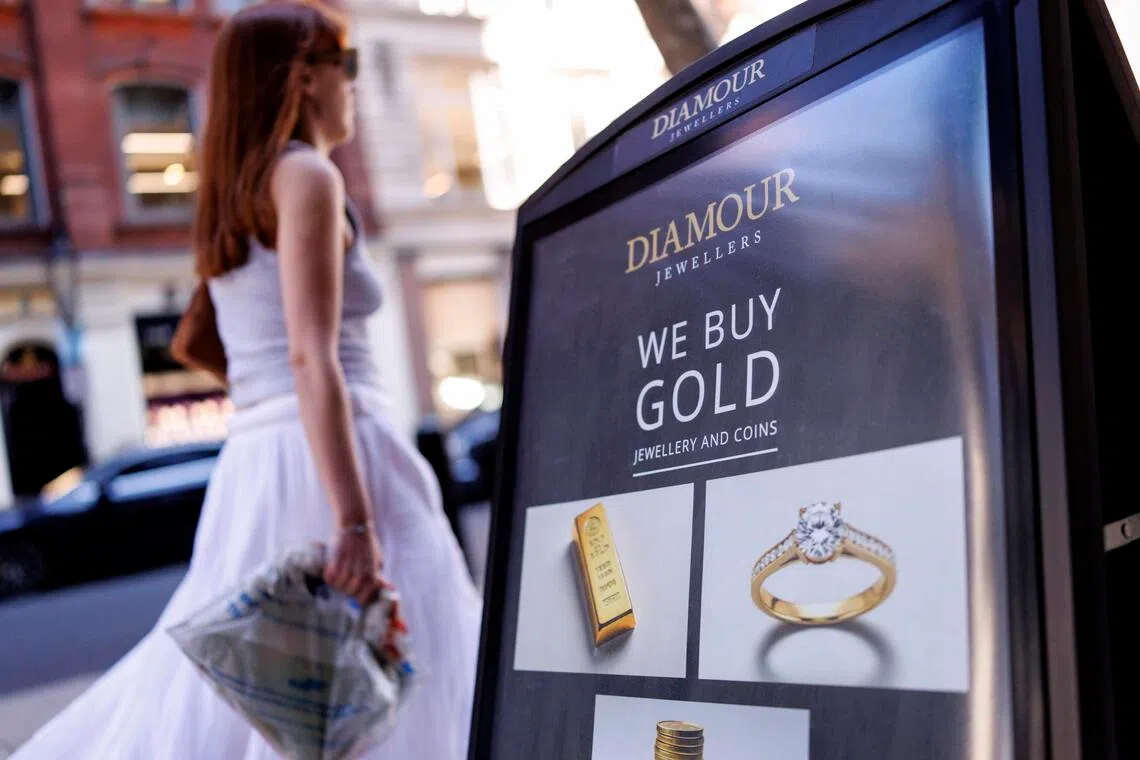 Gold hits over 3-week low as Middle East tensions fan rate-hike fears