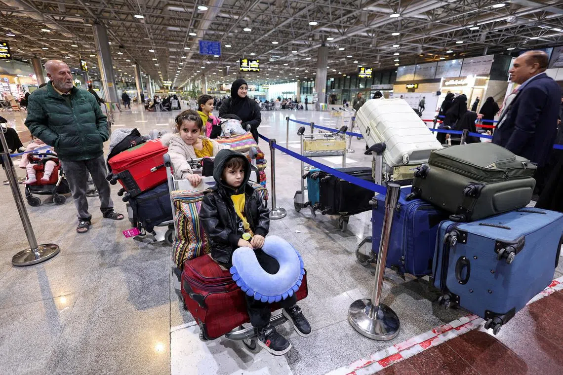 FILE PHOTO: Displaced Lebanese, who had fled to Iraq, stand in a queue as they prepare to head back home after a ceasefire between Israel and Hezbollah took effect, in Najaf, Iraq, November 28, 2024. REUTERS/Alaa al-Marjani/File Photo