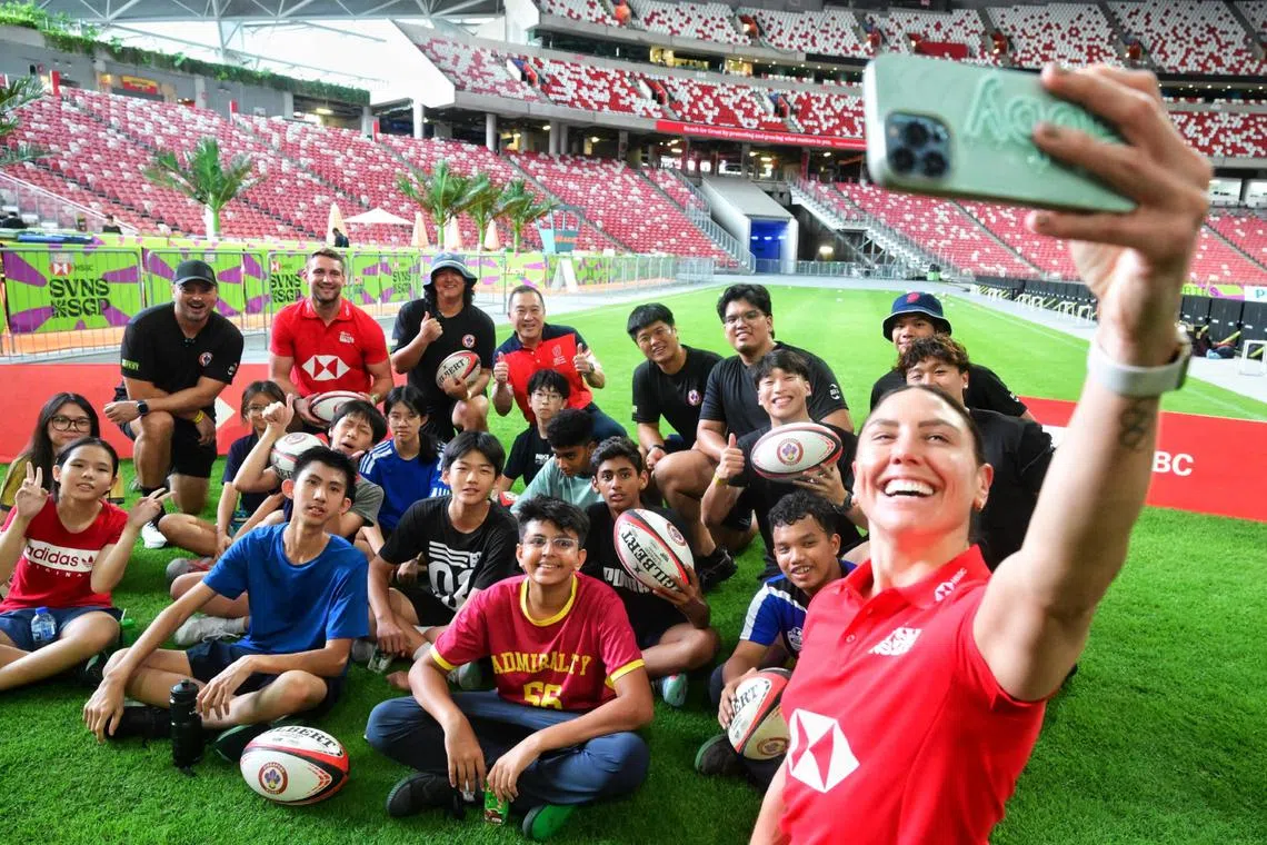 Former United States rugby sevens captain Abby Gustaitis (far right) and Great Britain rugby sevens captain Harry Glover (back row, second from left) and beneficiaries from STSPMF at a coaching clinic on April 2.