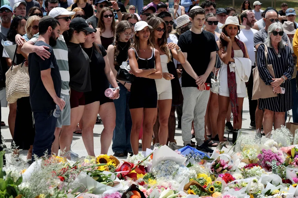 In Pictures: Tributes pour in for victims of the Bondi Beach shooting ...