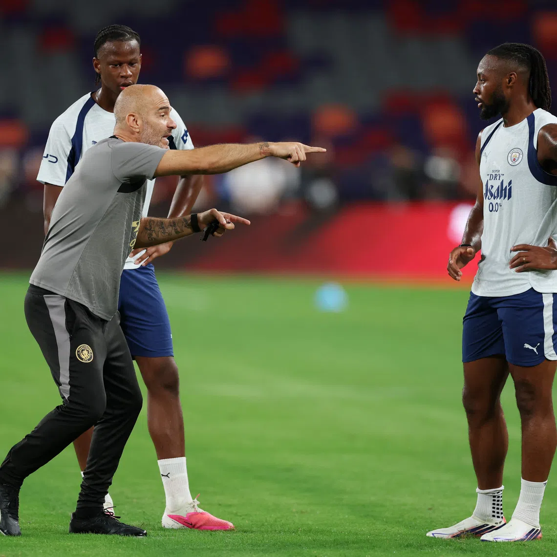 Soccer Football - Pre Season Friendly - Manchester City Training - Kai Tak Sports Park, Hong Kong, China - July 31, 2026 Manchester City manager Enzo Maresca with Antoine Semenyo during training REUTERS/Tyrone Siu