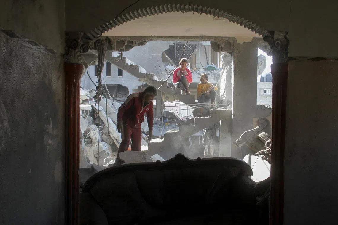 A Palestinian man inspects a house hit in an Israeli strike, amid the ongoing conflict between Israel and Hamas, in Gaza City November 21, 2024. REUTERS/Mahmoud Issa