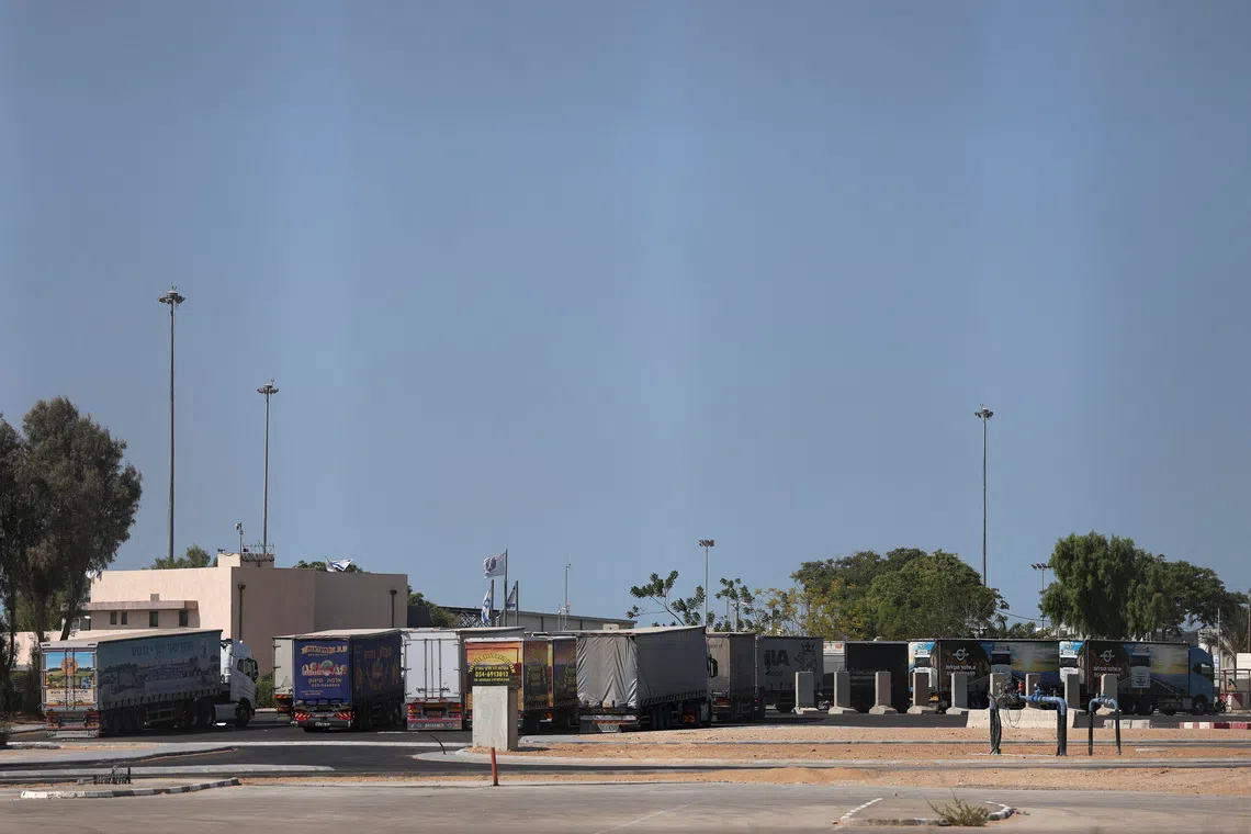 Trucks carrying aid wait at the Israeli side of the Kerem Shalom border crossing to southern Gaza, amid a ceasefire deal between Israel and Hamas, in southern Israel, October 16, 2025. REUTERS/Hannah McKay
