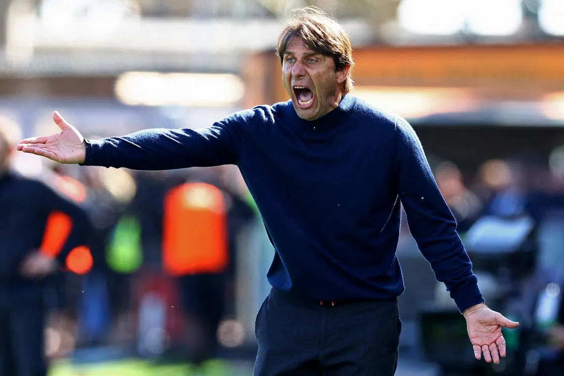Soccer Football - Serie A - Venezia v Napoli - Stadio Pier Luigi Penzo, Venice, Italy - March 16, 2025 Napoli coach Antonio Conte reacts during the match REUTERS/Ciro De Luca