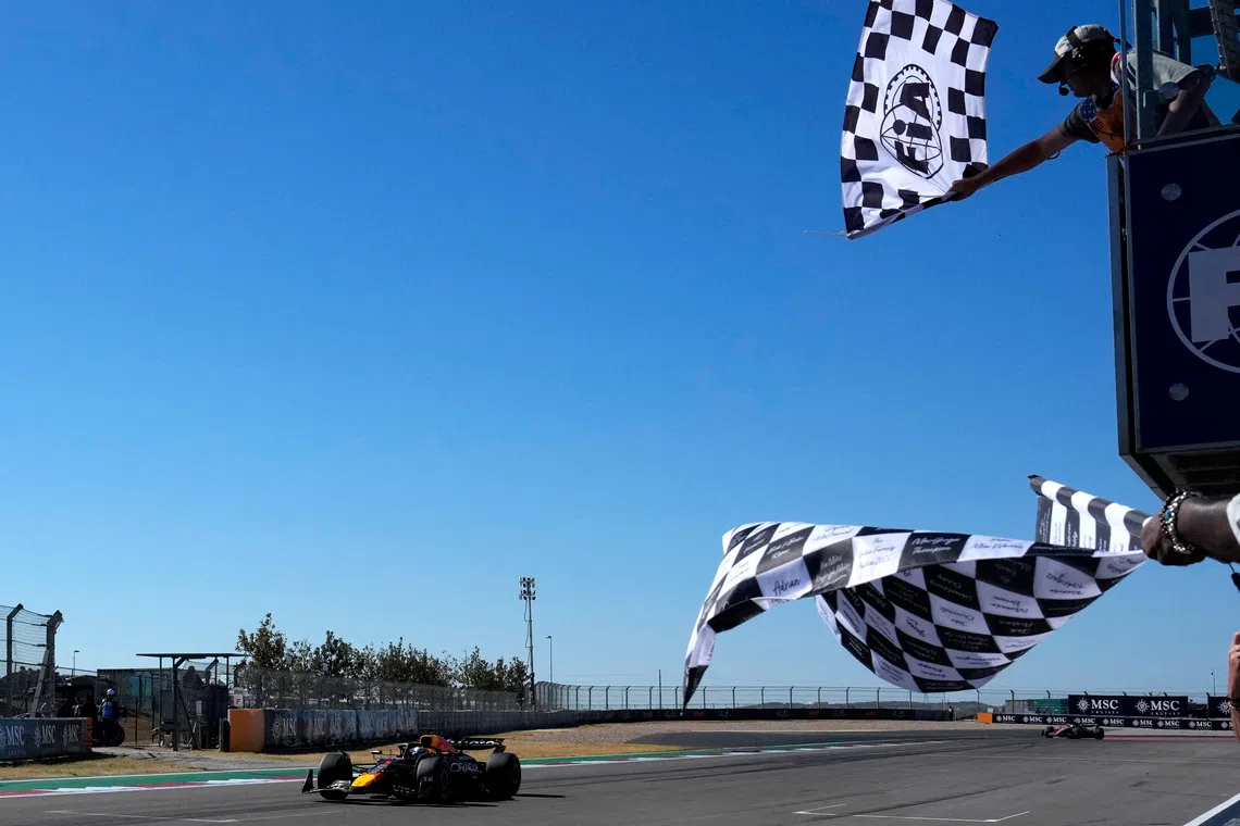 Formula One F1 - United States Grand Prix - Circuit of the Americas, Austin, Texas, U.S. - October 19, 2025 Red Bull's Max Verstappen passes the chequered flag to win the United States Grand Prix Pool via REUTERS/John Locher