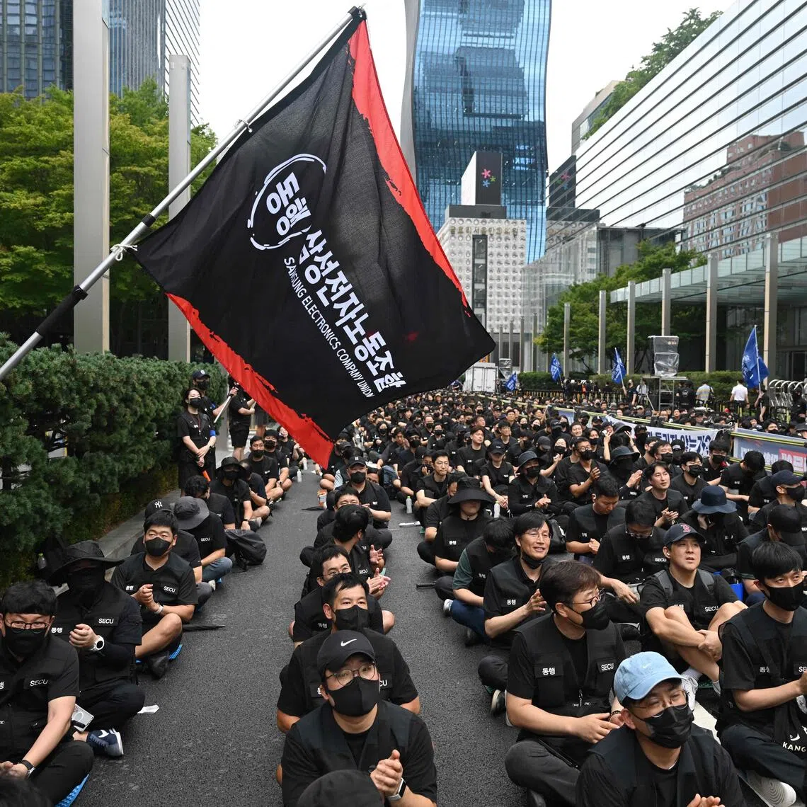 Members of the Samsung Electronics Company Union gather during a rally demanding compensation negotiations in Seoul on Aug 21.