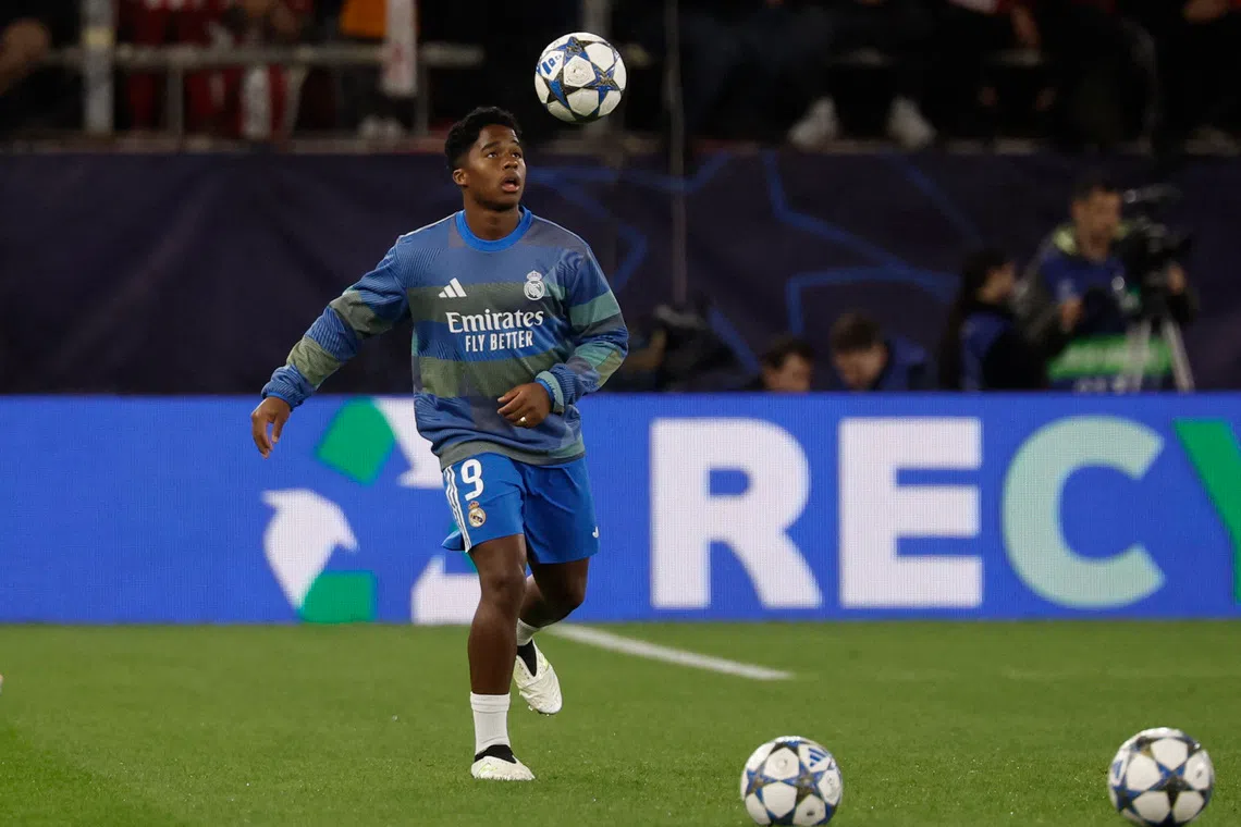 Soccer Football - UEFA Champions League - Olympiacos v Real Madrid - Georgios Karaiskakis Stadium, Piraeus, Greece - November 26, 2025 Real Madrid's Endrick during the warm up before the match REUTERS/Louiza Vradi