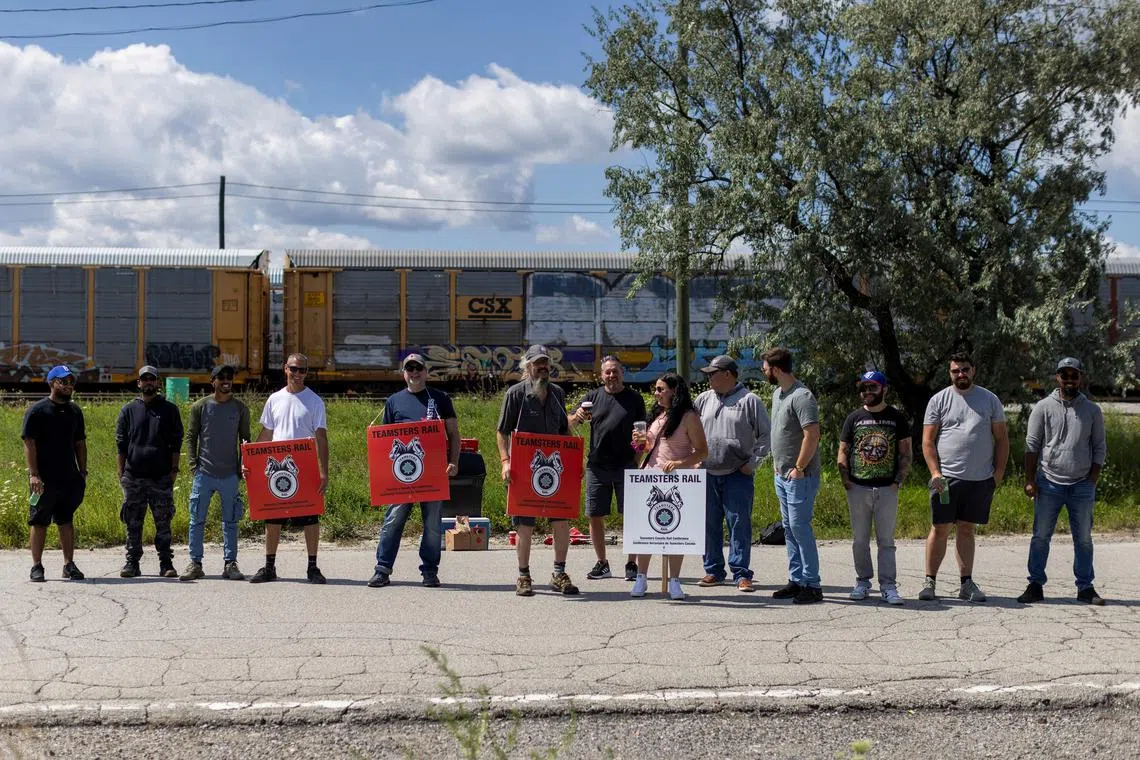 CN workers picket at the CPKC Toronto yard, after Canadian National Railway (CN) and Canadian Pacific Kansas City (CPKC) locked out workers following unsuccessful negotiation attempts with the Teamsters union, in Toronto, Ontario, Canada August 22, 2024. REUTERS/Carlos Osorio