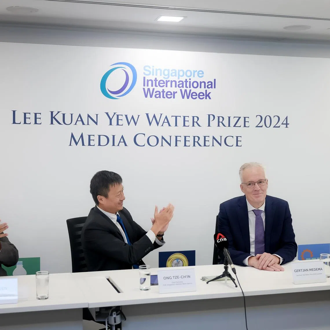 Professor Gertjan Medema (2nd from right), Lee Kuan Yew Water Prize 2024 Laureate, being congratulated by Ong Tze-Ch’in (2nd from left), Chief Executive, PUB, at a media conference in 2024.
