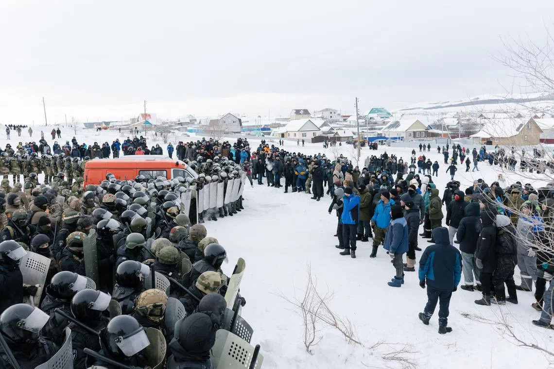 TOPSHOT - Riot policemen disperse protesters in the town of Baymak in Russia's central Bashkortostan region on January 17, 2024, after a court sentenced a local activist to four years in prison. Fail Alsynov, who campaigns against gold mining in the Urals region and advocates for the protection of the large ethnic Bashkir population's language, was sentenced for "inciting hatred" in the town of Baymak. (Photo by Anya Marchenkova / AFP)