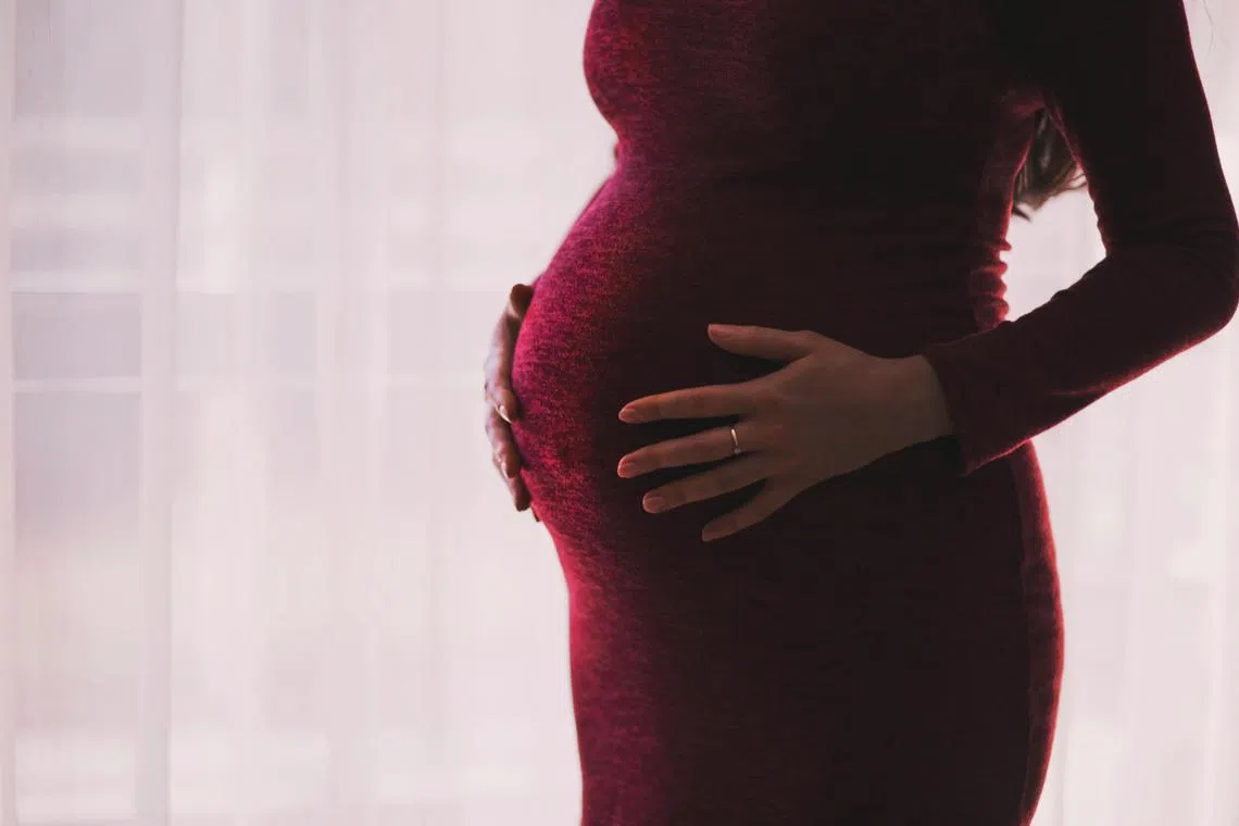 The childbirth was allegedly attempted using acupuncture treatment as Nayas insisted on his wife giving birth at home with the help of his first wife.