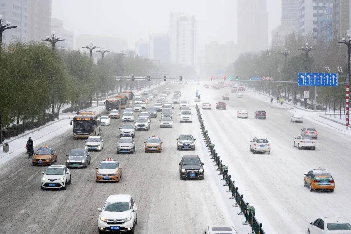epa10960537 Commuters brave the elements amid heavy snow in Harbin, northeast China's Heilongjiang Province, 06 November 2023. Heilongjiang issued a red alert on Sunday for blizzards, according to the local meteorological service. Multiple cities in the province are expected to experience heavy snowfall, with accumulative precipitation ranging between 20 mm to 40 mm, from Sunday evening to Monday evening, according to the forecast.  EPA-EFE/XINHUA / Wang Jianwei CHINA OUT / UK AND IRELAND OUT  /       MANDATORY CREDIT  EDITORIAL USE ONLY  EDITORIAL USE ONLY