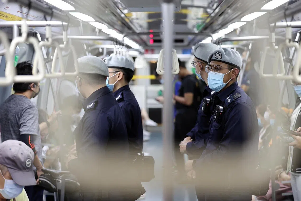 公共交通保安指挥处（Transcom）负责本地公共交通系统的安保工作，国民服役人员占了巡警八成。值勤人员一般会由三四人组队，在全岛地铁站、轻轨站和巴士转换站巡逻。