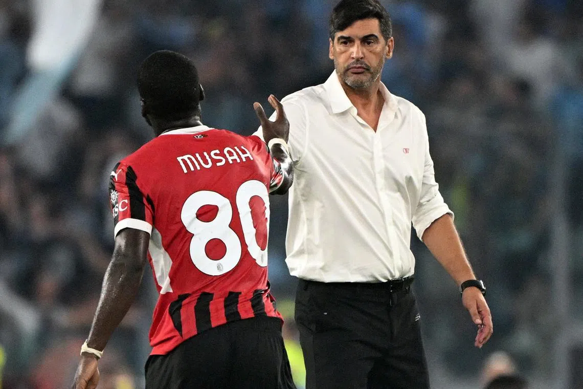 Soccer Football - Serie A - Lazio v AC Milan - Stadio Olimpico, Rome, Italy - August 31, 2024 AC Milan's Yunus Musah with coach Paulo Fonseca REUTERS/Alberto Lingria