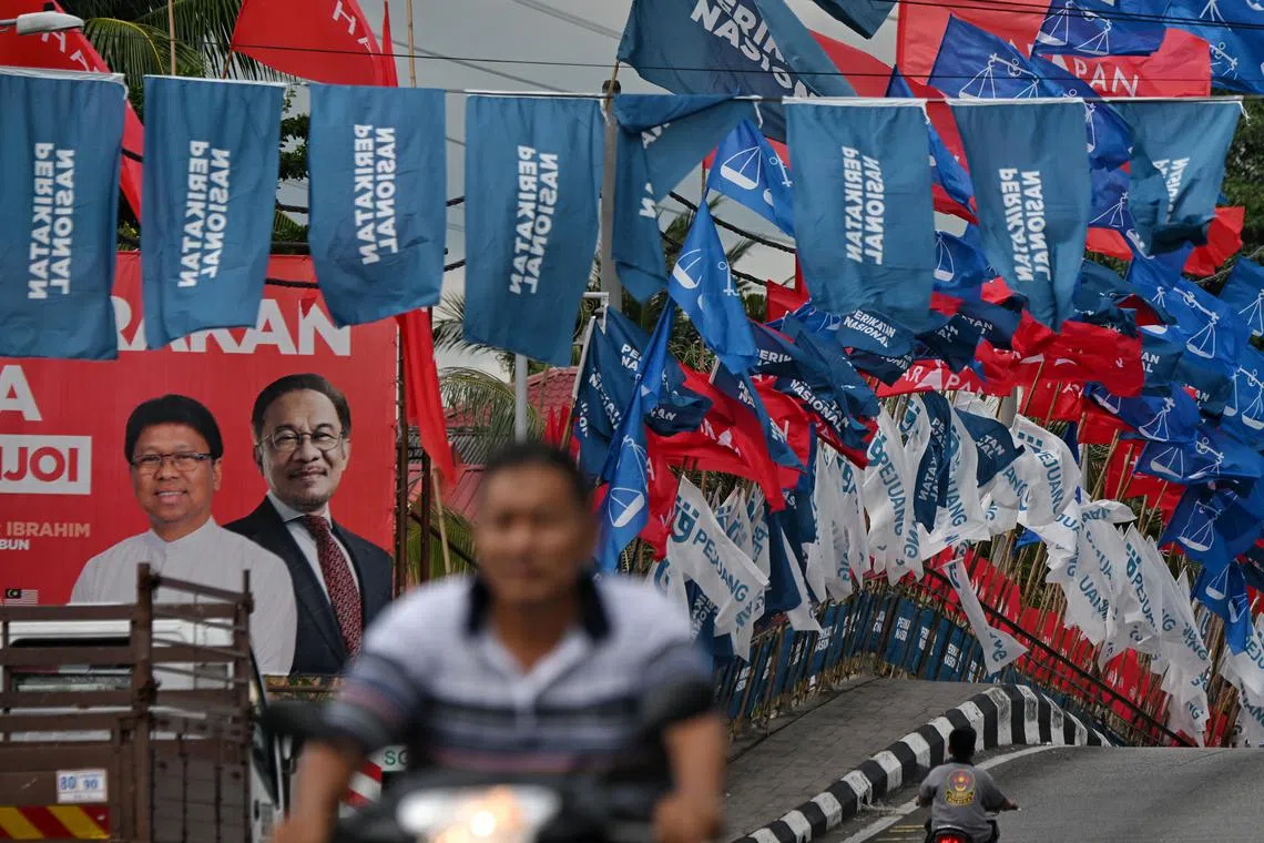 ST20221116_202270079561 Kua Chee Siong/ pixposter16/
A flurry of party flags seen along the streets in the hot seat of Tambun, Perak on 16 Nov 2022.