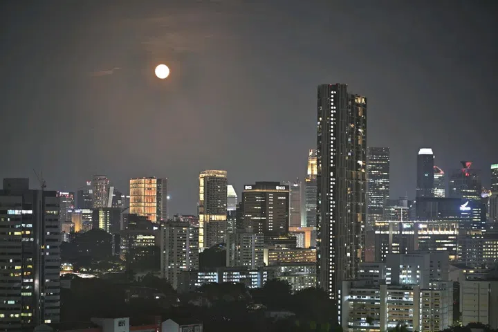 A Lua Fria, a última lua cheia de 2024 vista do Monte Faber às 19h30 do dia 15 de dezembro de 2024.