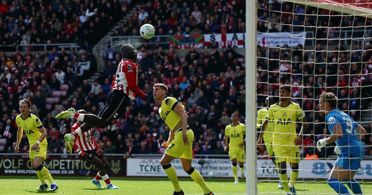 Sunderland's Brobbey deserved red for foul on Spurs' Romero, Premier ...