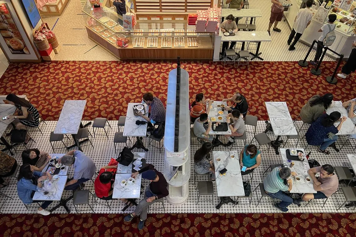 Diners having breakfast at a cafe in Chinatown Shopping Centre, 10 Oct 2022. 

Covid-19 vaccination differentiated measures to be lifted from 10 Oct as Singapore enters a new phase of normalcy.