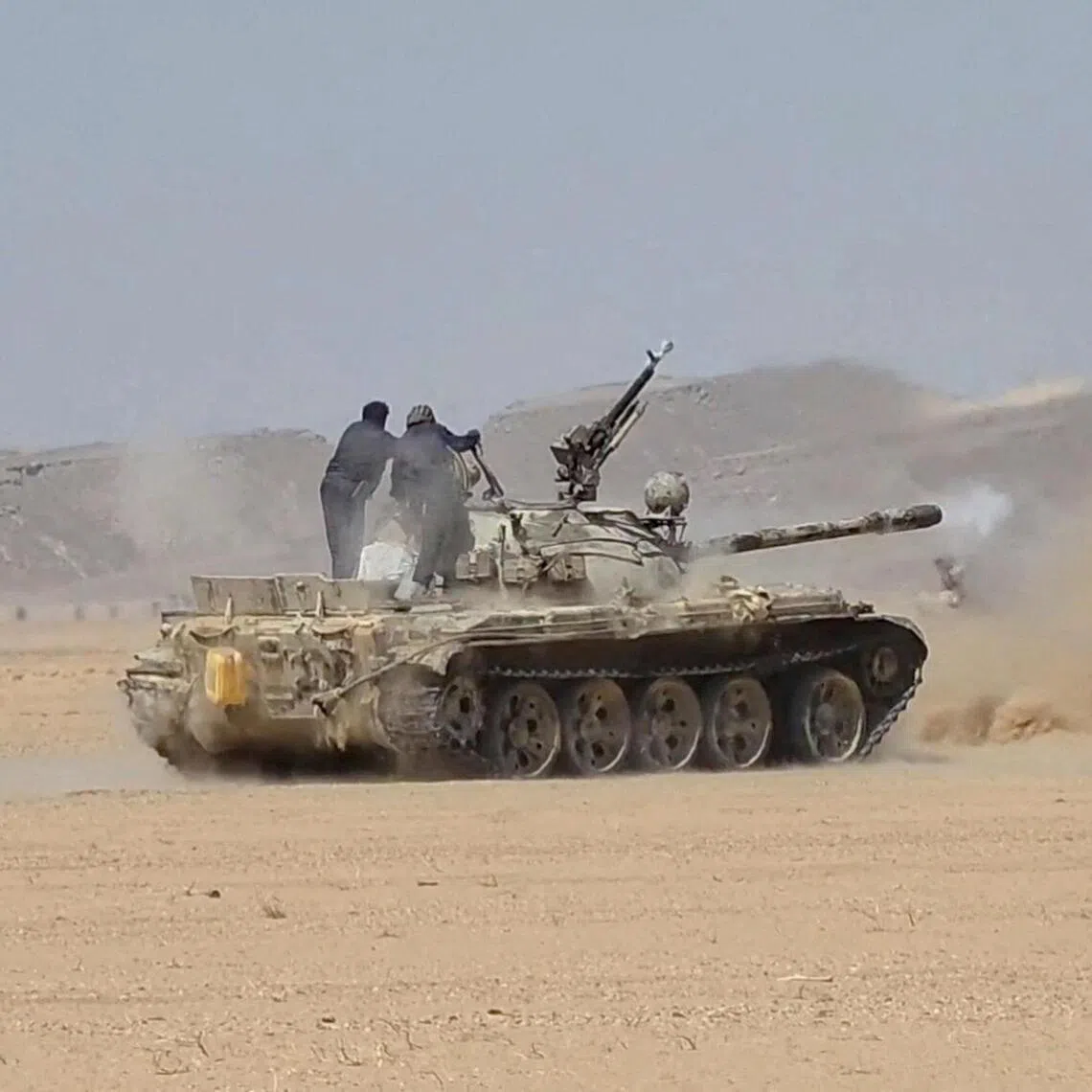 Saudi-backed Yemeni government forces firing a tank during what they say are clashes with Iran-aligned Houthis.