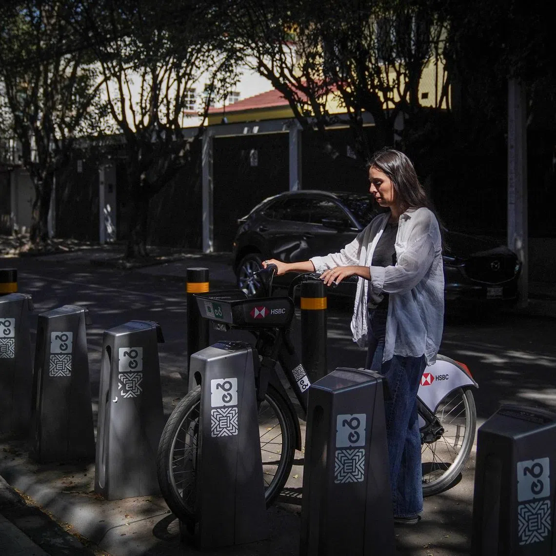 Isabel Falls, who quit her design research job in New York and spent a year traveling on a backpackerÕs budget and now works and lives in Mexico City, on Feb. 25, 2025. Some young people are spending their savings on an extended break earlier in their careers rather than waiting until retirement. (Marian Carrasquero/The New York Times)