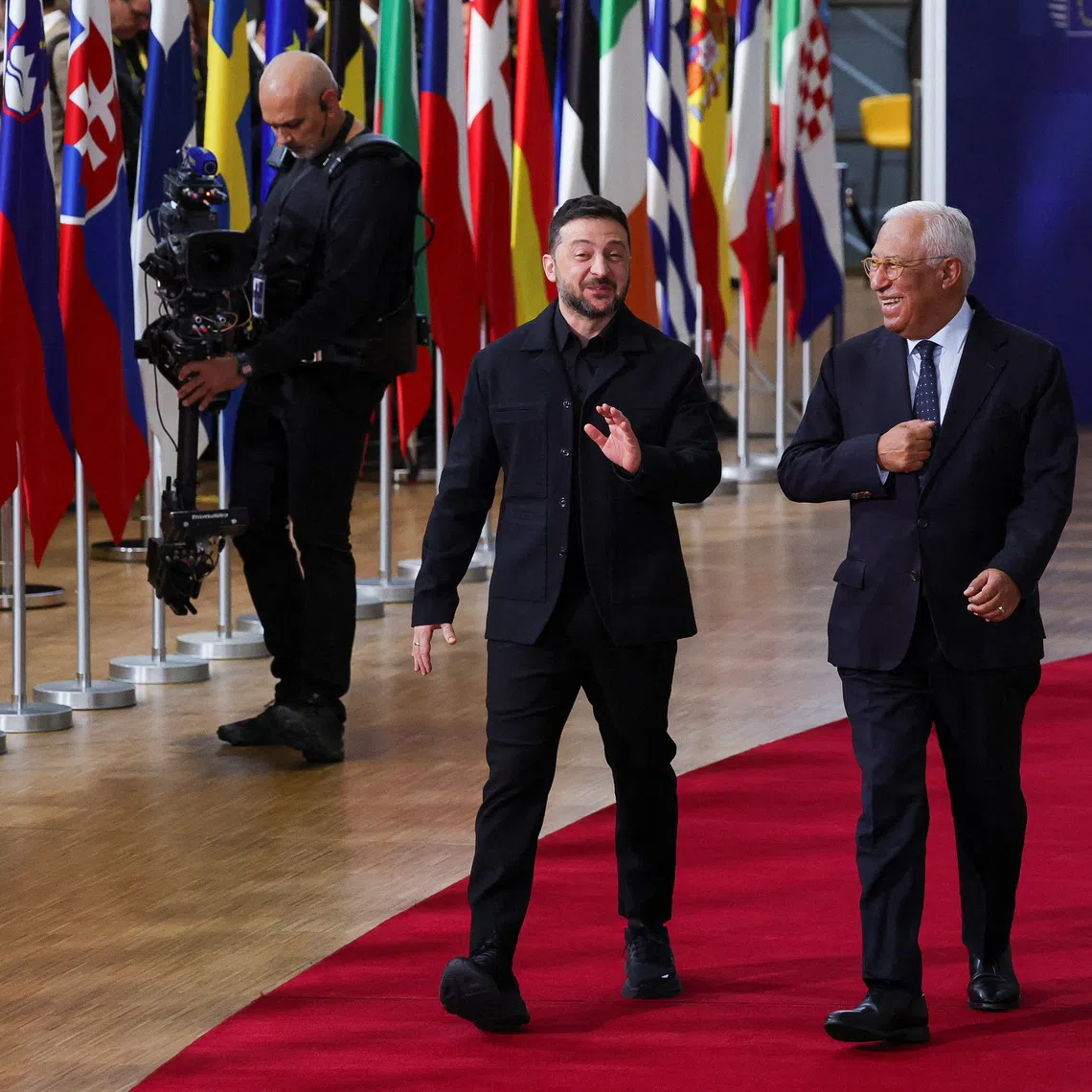 Ukrainian President Volodymyr Zelenskiy and European Council President Antonio Costa arrive for the European Union leaders' summit in Brussels, Belgium, October 23, 2025. REUTERS/Yves Herman