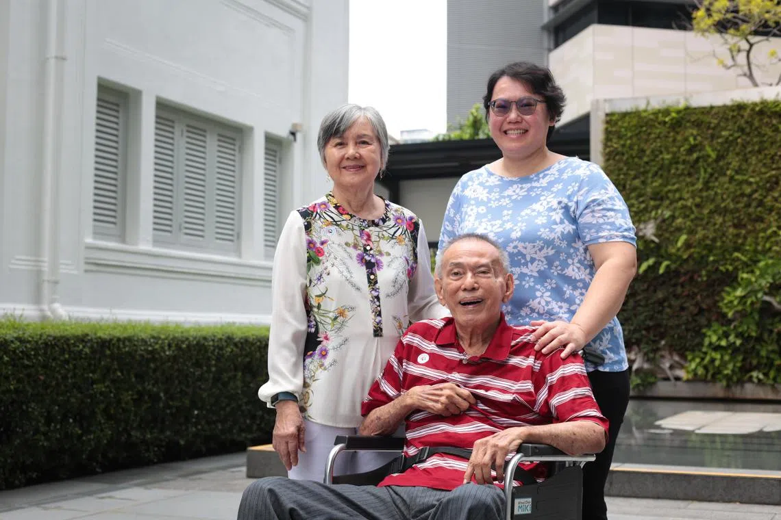 CMG20241101-RChiong01/张俊杰/杨烨/Brain Bank Singapore 5th Anniversary [LKCMedicine Toh Kian Chui Annex 11 Mandalay Rd] Evelyn Yeo 杨洁 (左一）and her family at the LKCMedicine School on Nov 1, 2024. Her father is living with Alzheimer’s disease, Parkinson’s disease and obsessive-compulsive disorder