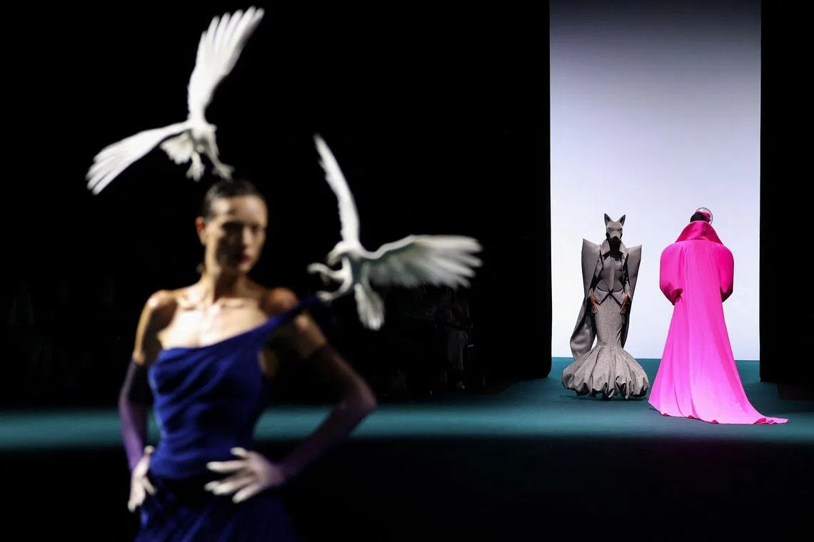 Les mannequins présentent des pièces de la collection Haute Couture Femme Automne/Hiver 2026-2027 de Robert Wang dans le cadre de la Fashion Week de Paris le 8 juillet.