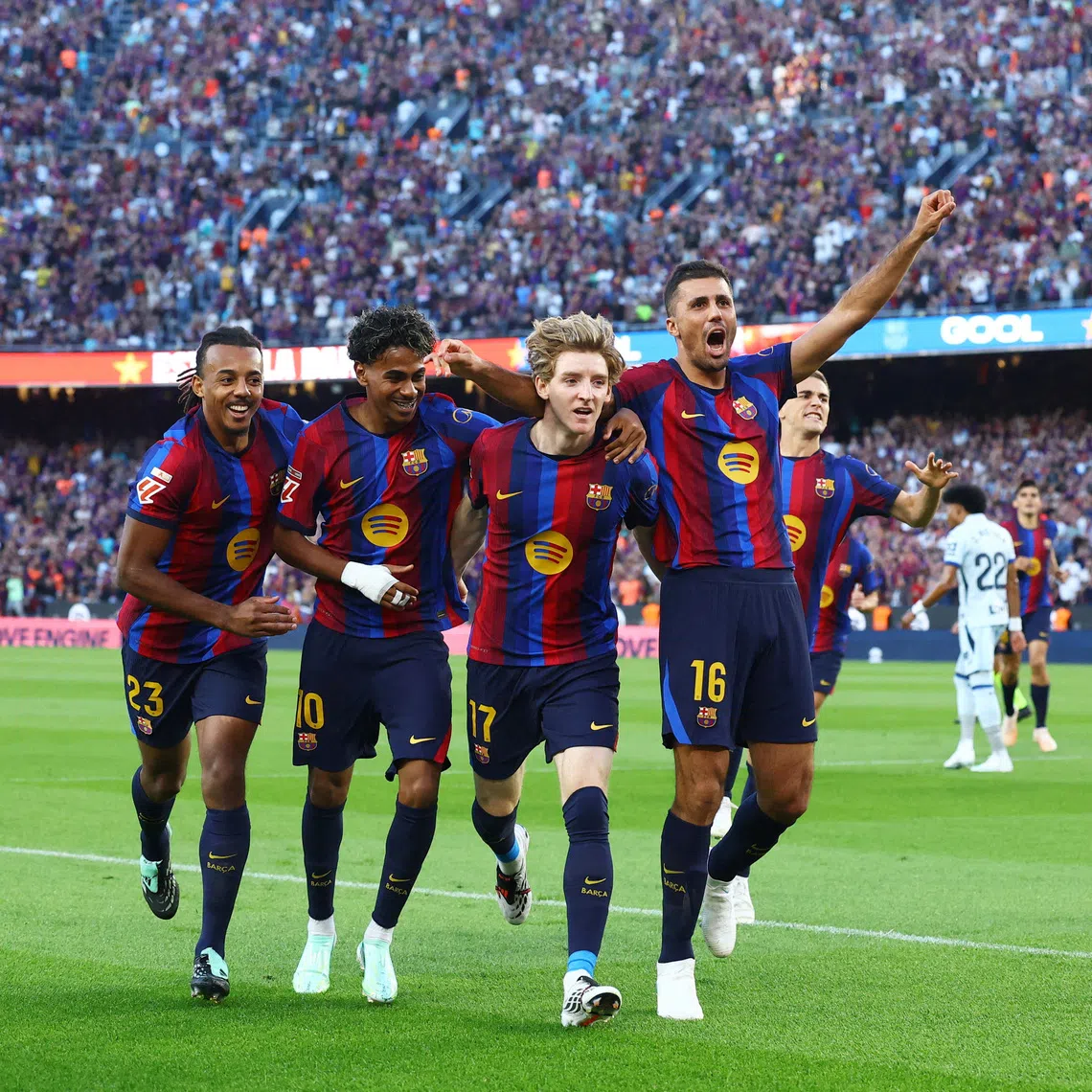 Soccer Football - LaLiga - FC Barcelona v Getafe - Spotify Camp Nou, Barcelona, Spain - October 10, 2026 FC Barcelona's Anthony Gordon celebrates scoring their first goal with Rodri and Lamine Yamal and Jules Kounde REUTERS/Albert Gea