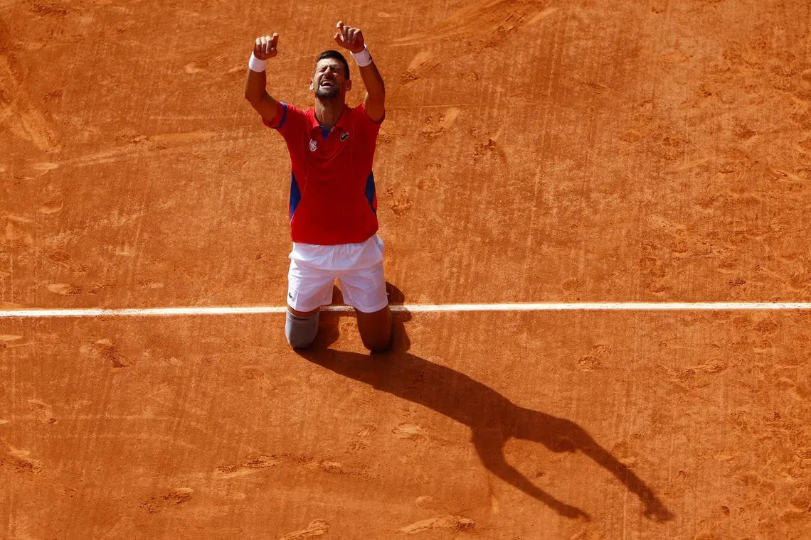 Paris 2024 Olympics - Tennis - Men's Singles Gold Medal Match - Roland-Garros Stadium, Paris, France - August 04, 2024.
Novak Djokovic of Serbia celebrates after winning gold against Carlos Alcaraz of Spain. REUTERS/Edgar Su     TPX IMAGES OF THE DAY     