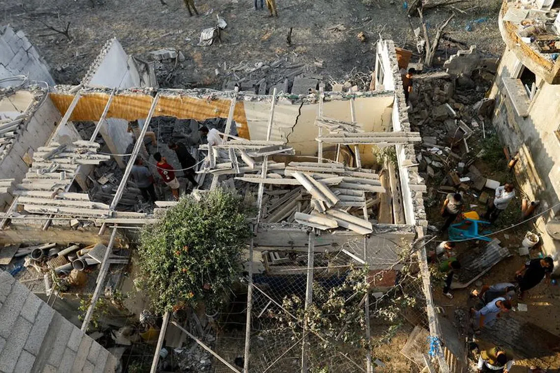 Palestinians inspect damages of a house hit by Israeli strikes, in Khan Younis in the southern Gaza Strip October 11, 2023. REUTERS/Ibraheem Abu Mustafa