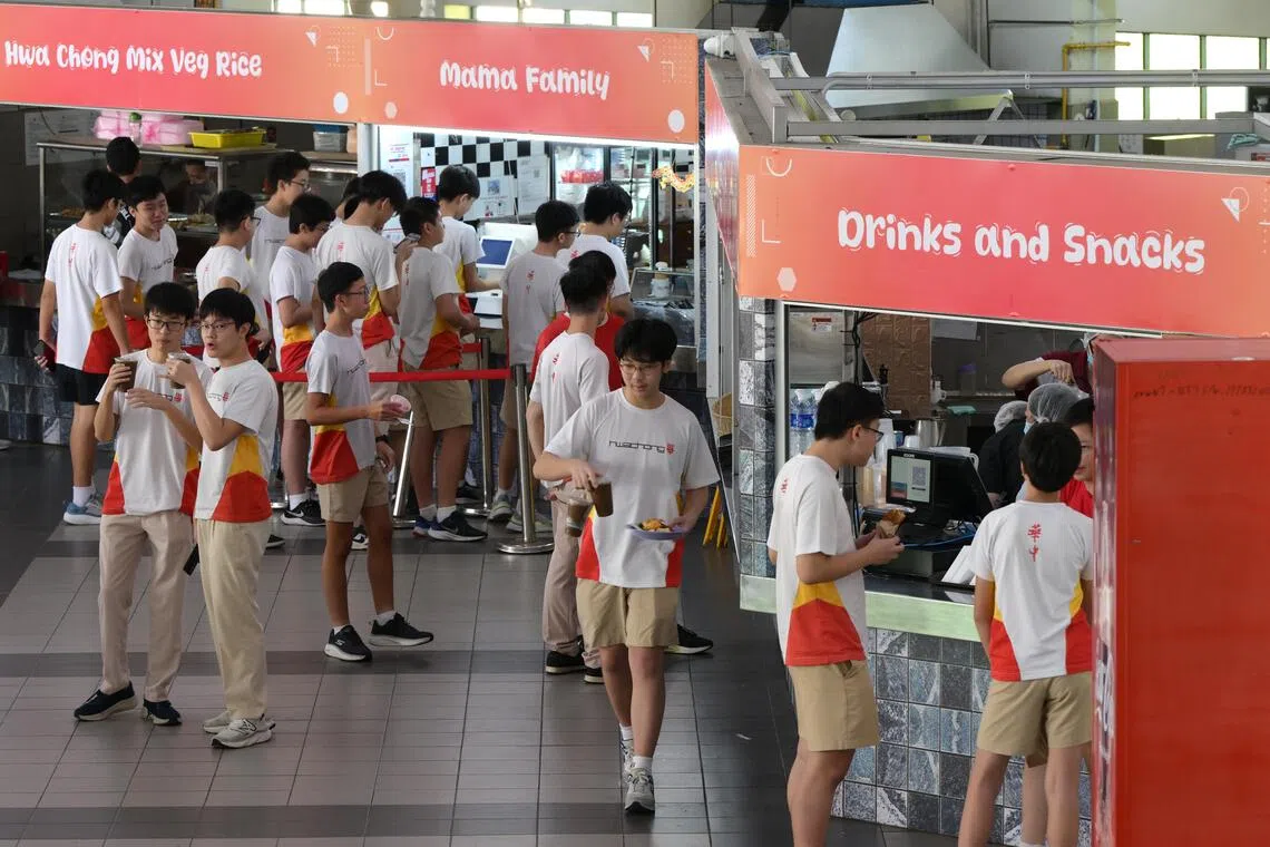 ethci20/ST20251017_202562800553/Ng Sor Luan/Recess time at Hwa Chong Institution on Oct 17, 2025. Hwa Chong Institution (HCI) joins a growing list of schools who have turned to external food operators to replace traditional canteen stallholders. They will be partnering with airline caterer Sats in January 2026 to replace traditional canteen stallholders with a hybrid model. The school’s 4,300 students and staff from its high school and college sections will be able to choose from freshly cooked meals from on-site stalls with pre-packed options prepared in a central kitchen.