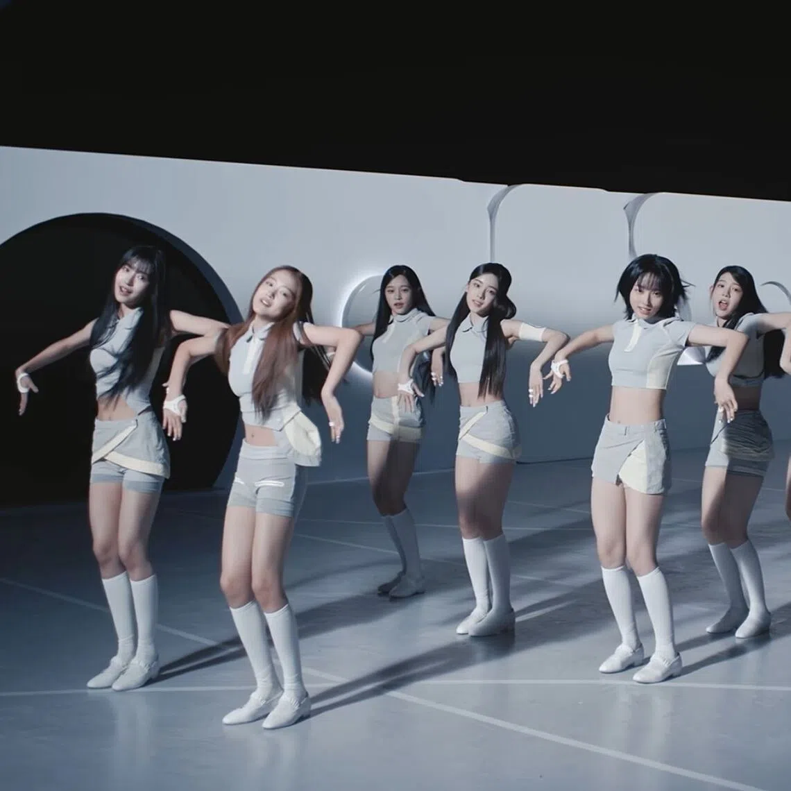 A2O Lite topped Melon’s Top 100 chart just 29 hours after releasing its debut single Neon.
