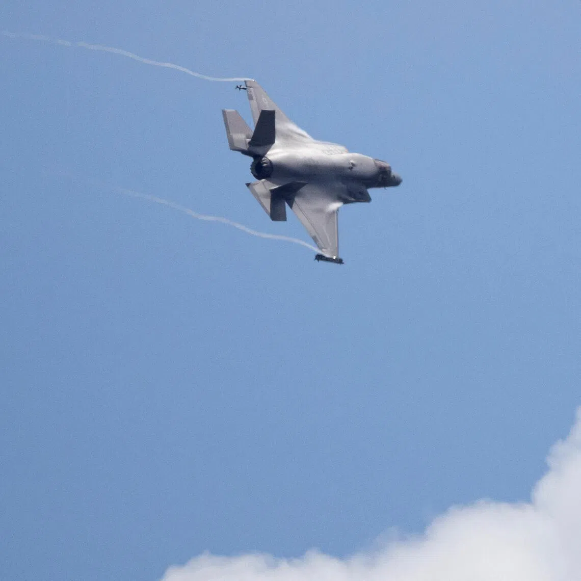 A U.S. Marine Corps F-35 fighter jet approaches the former Roosevelt Roads military base in Ceiba, Puerto Rico, September 30, 2025. REUTERS/Ricardo Arduengo