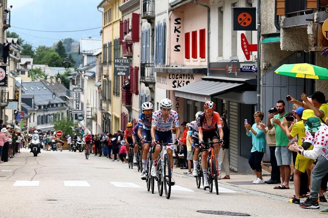Cycling - Tour de France - Stage 14 - Pau to Superbagneres - Pau, France - July 19, 2025 Ineos Grenadiers' Thymen Arensman and Bahrain Victorious' Lenny Martinez and in action with riders during stage 14 REUTERS/Sarah Meyssonnier