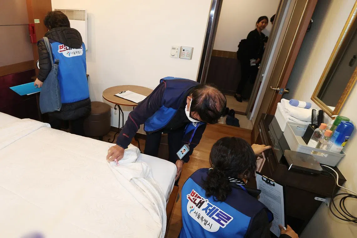 An inspection of a lodging facility in Seoul on Nov 9 amid a rise in reports of bedbug infestations in South Korea.