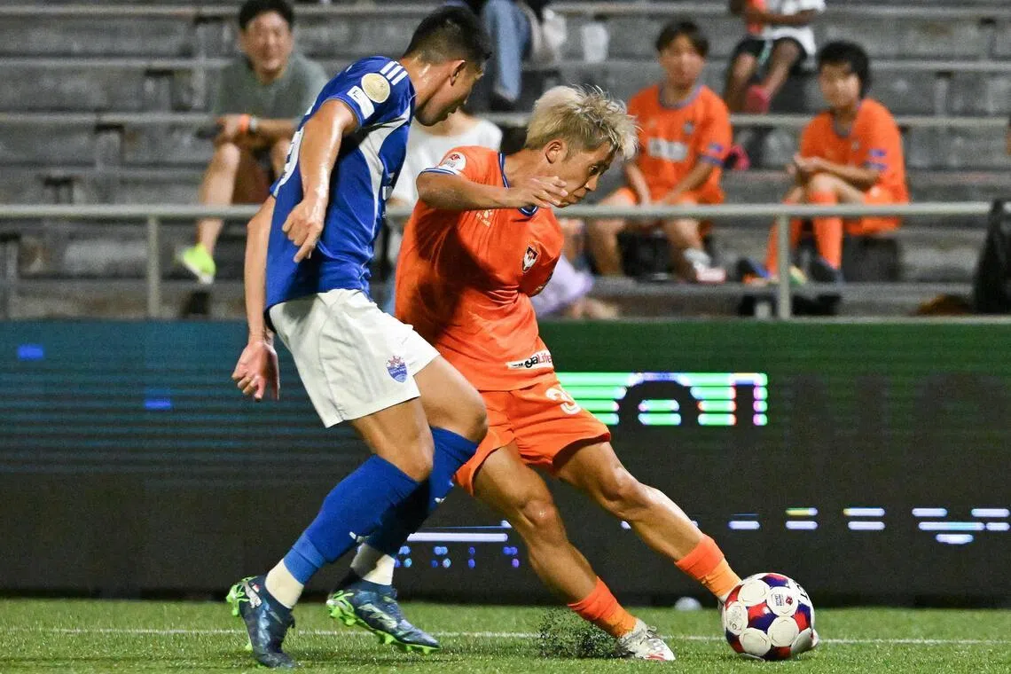 Albirex Niigata winger Yang Hyon-ju (right) taking on Lion City Sailors defender Lionel Tan in their 3-3 Singapore Premier League draw on Feb 28.
