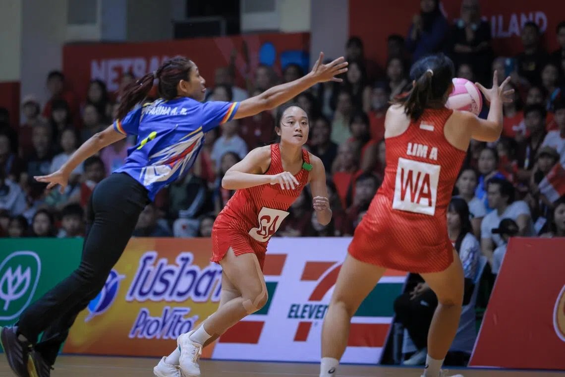 Singapore's Toh Kai Wei (centre) and Angeline Lim in action in the SEA Games final against Malaysia at Chanthanayingyong Gymnasium on Dec 17.