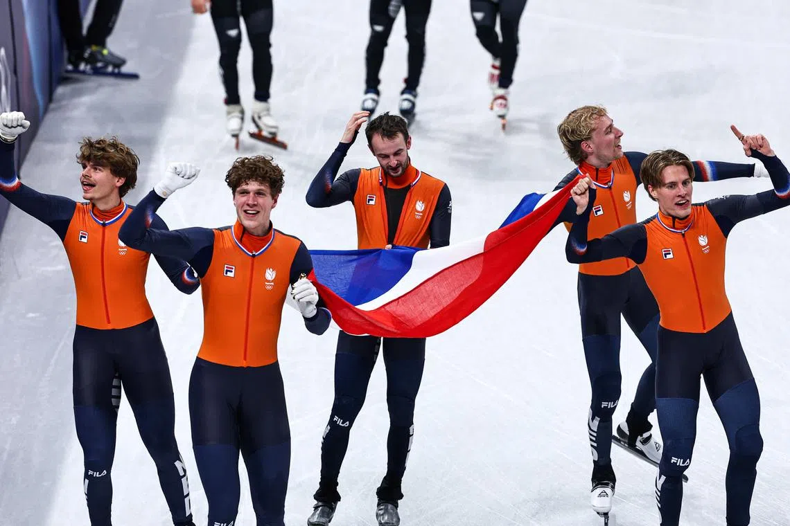 Milano Cortina 2026 Olympics - Short Track Speed Skating - Men's 5000m Relay - Finals - Milano Ice Skating Arena, Milan, Italy - February 20, 2026. Jens van 'T Wout of Netherlands, Teun Boer of Netherlands, Friso Emons of Netherlands, Melle van 'T Wout of Netherlands and Itzhak de Laat of Netherlands celebrate with their national flag after winning gold in the Men's 5000m Relay Finals REUTERS/Amanda Perobelli