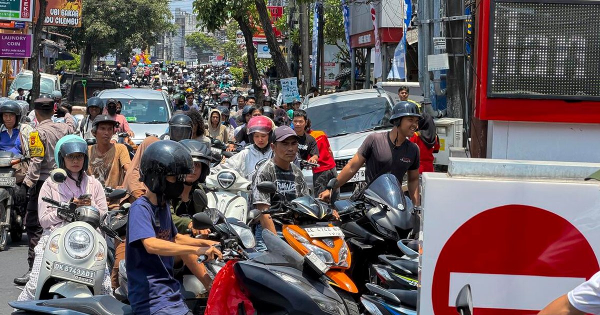 Fuel shortage triggers queues on resort island Bali