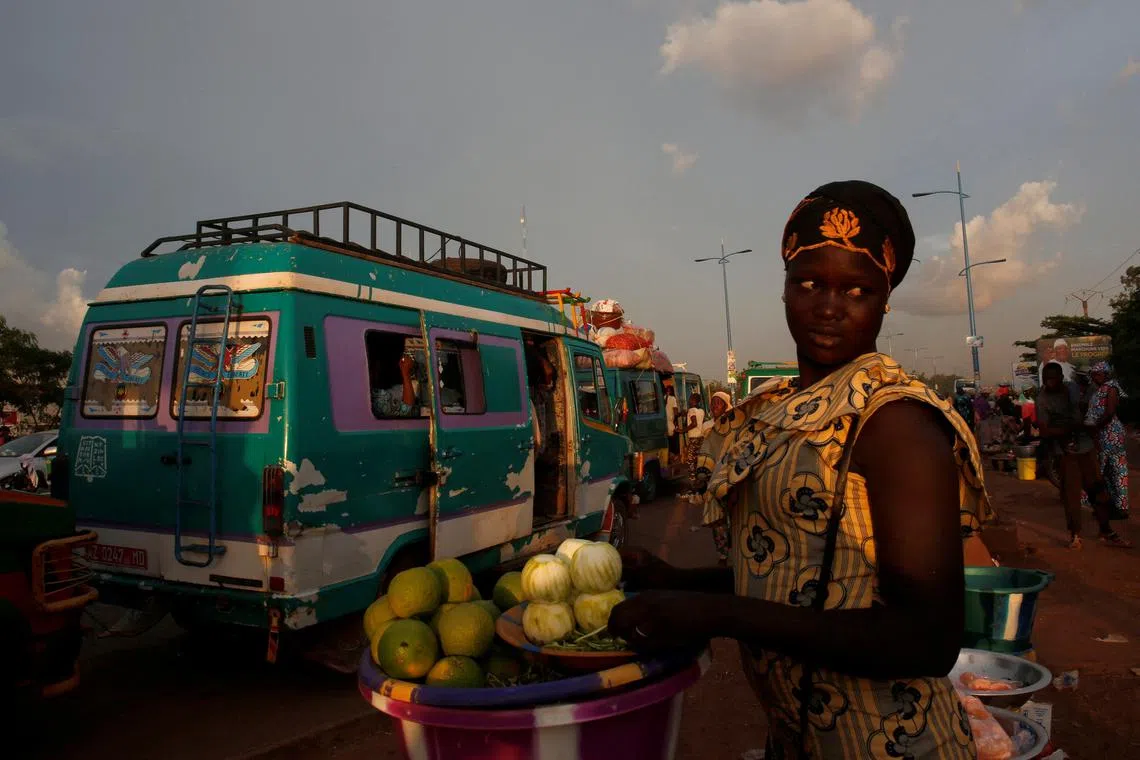 FILE PHOTO: A street vendor sells oranges at a mini bus station in Bamako, Mali. July 24, 2018. REUTERS/Luc Gnago/File Photo