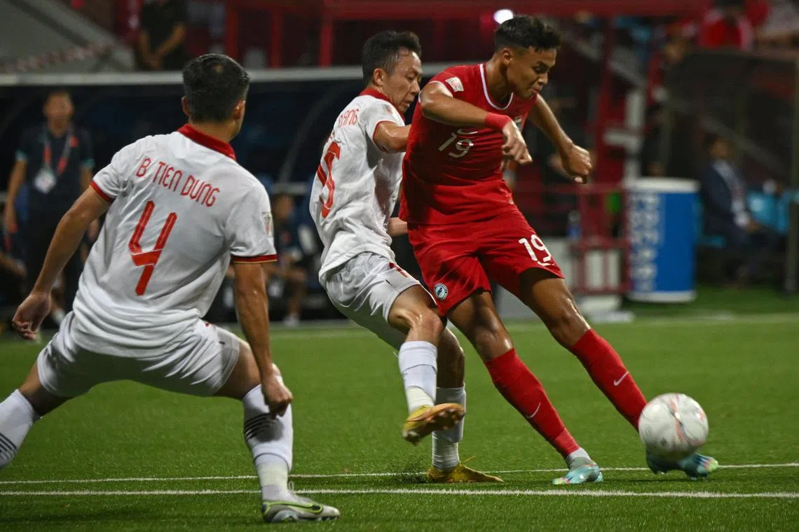 Singapore No.19 Ilhan Fandi with the ball.


/Singapore vs Vietnam : AFF championships 2022 at Jalan Besar Stadium in 30 December 2022.