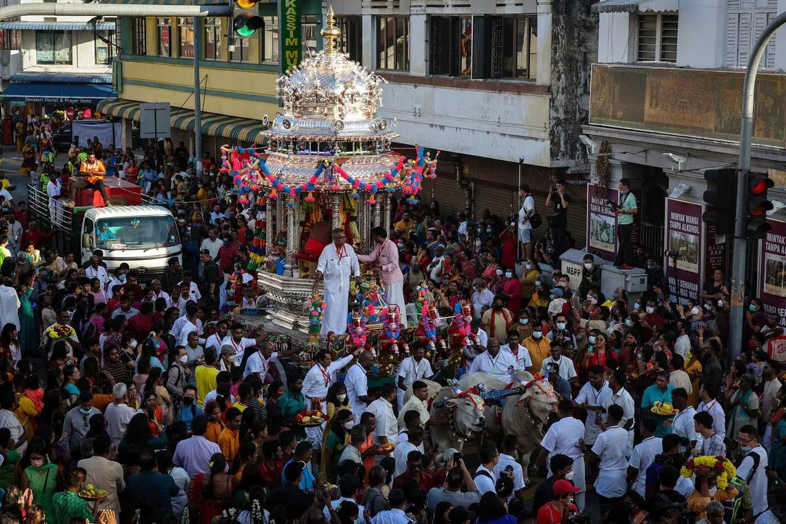 GEORGE TOWN, 4 Feb -- Perarakan pedati perak sejauh 10 KM bermula dari Kuil Kovil Veedu di Lebuh Penang ke Kuil Sri Arulmigu Balathandayuthabani di Jalan Kebun Bunga hari ini.

Masyarakat Hindu akan menyambut perayaan Thaipusam esok.

-- fotoBERNAMA (2023) HAK CIPTA TERPELIHARA