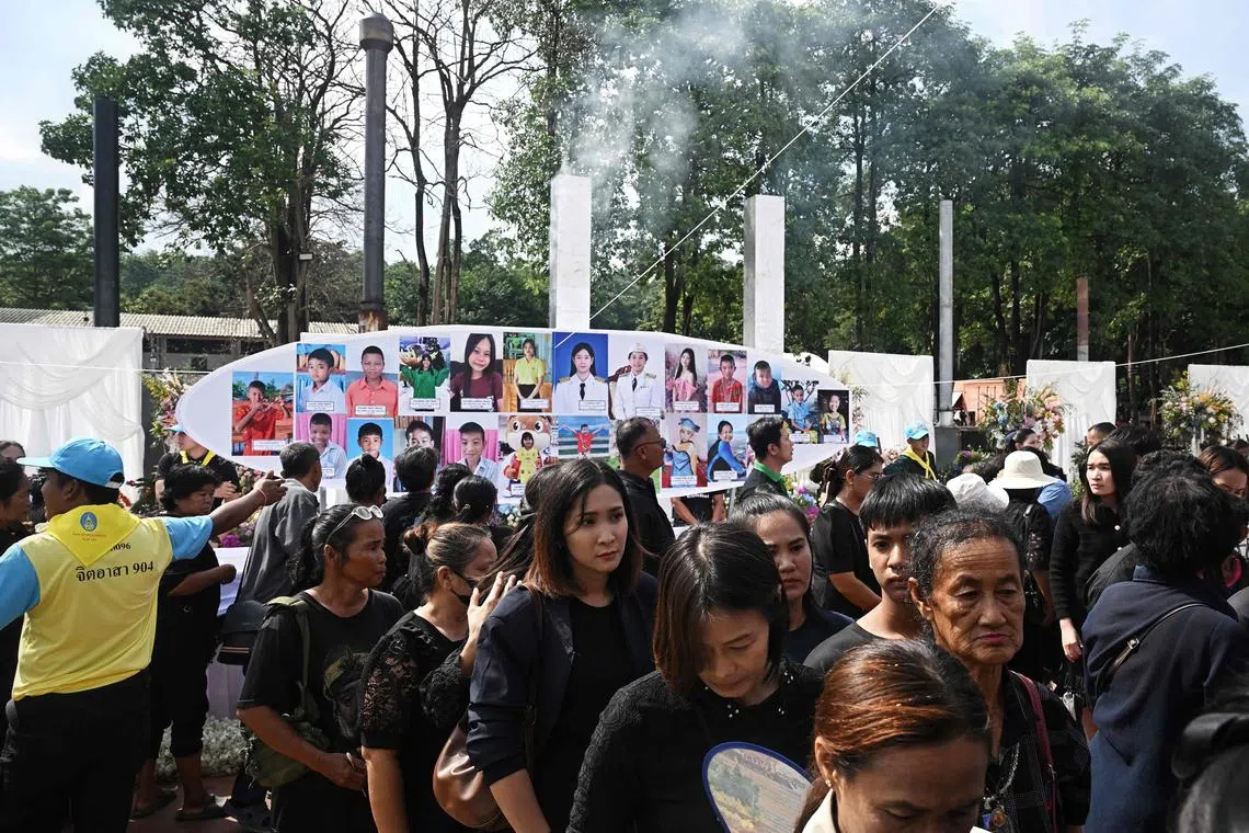 Approximately 5,000 people attended the mass cremation, including community members and high-ranking government officials.