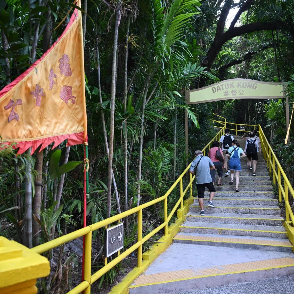 Kusu Island is home to a keramat built to commemorate the 19th century pious man Syed Abdul Rahman, his mother Nenek Ghalib, and sister Puteri Fatimah.