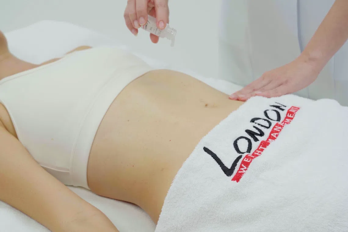 Each ezSlim session is customised with ampoules targeted at Sim’s specific problem areas.