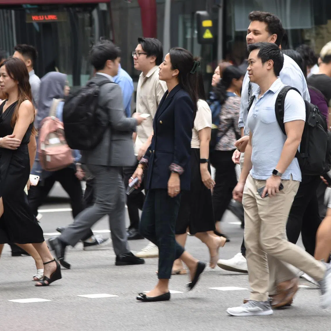 ST20240221_202472386484/pixgeneric/Heng Yi-Hsin Generic photo of office workers crossing Church Street during lunch hour on Feb 21, 2024. Can be used for stories about employment, manpower, PMET, jobs, economy, wages, salary, white collar, work, unemployment, labour market. ST PHOTO: HENG YI-HSIN