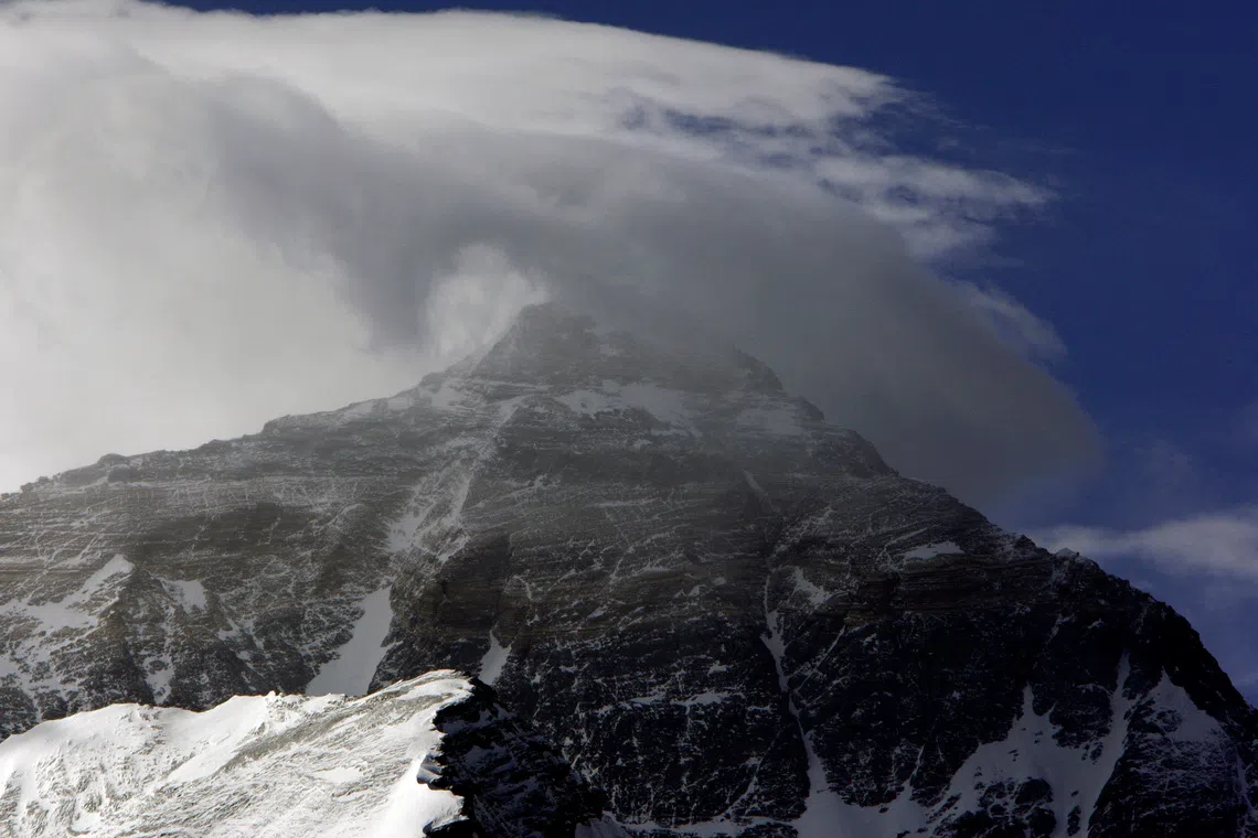 The summit of the world's highest mountain Mount Everest, also known as Qomolangma, is covered in cloud, May 8, 2008. REUTERS/David Gray