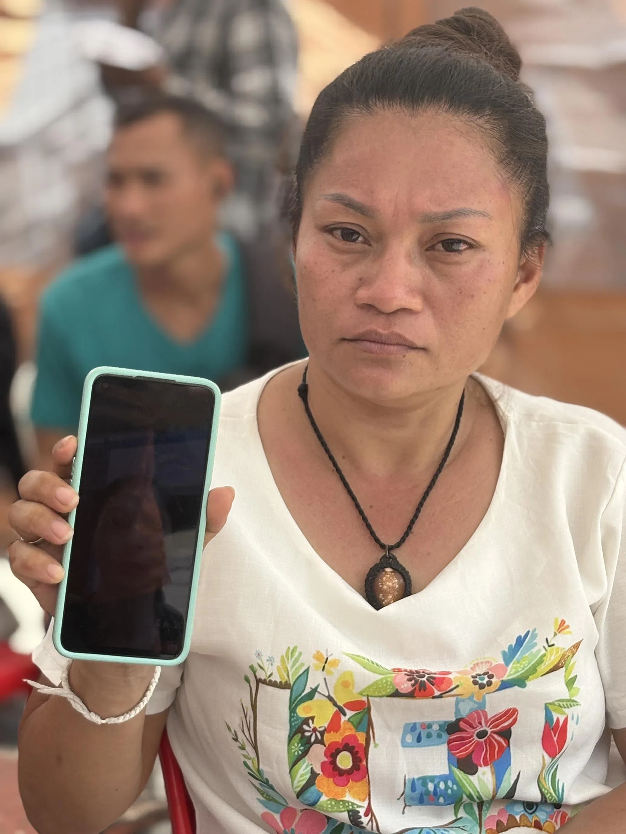 PW-Quake - En attendant les nouvelles d'un être cher sur le site de la tour effondrée à Bangkok, les proches réagissent. St. Photo: Philip Wen