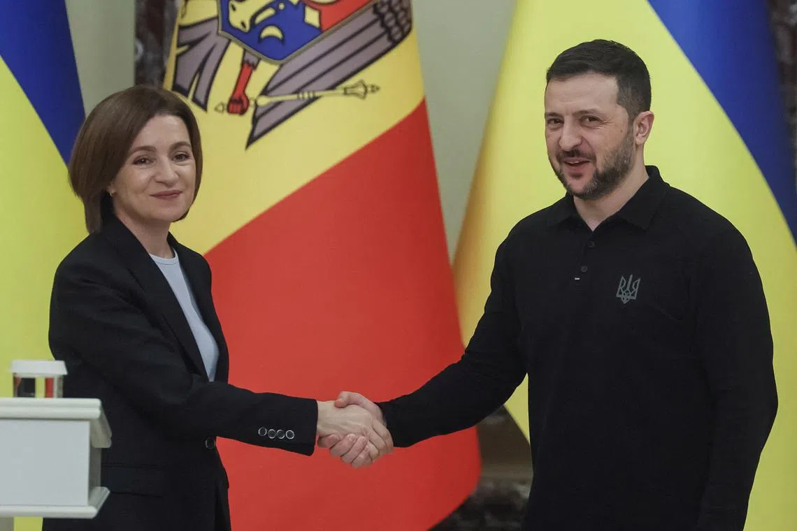 Moldova's President Maia Sandu and Ukraine's President Volodymyr Zelenskiy shake hands after a joint press conference, amid Russia's attack on Ukraine, in Kyiv, Ukraine January 25, 2025. REUTERS/Gleb Garanich