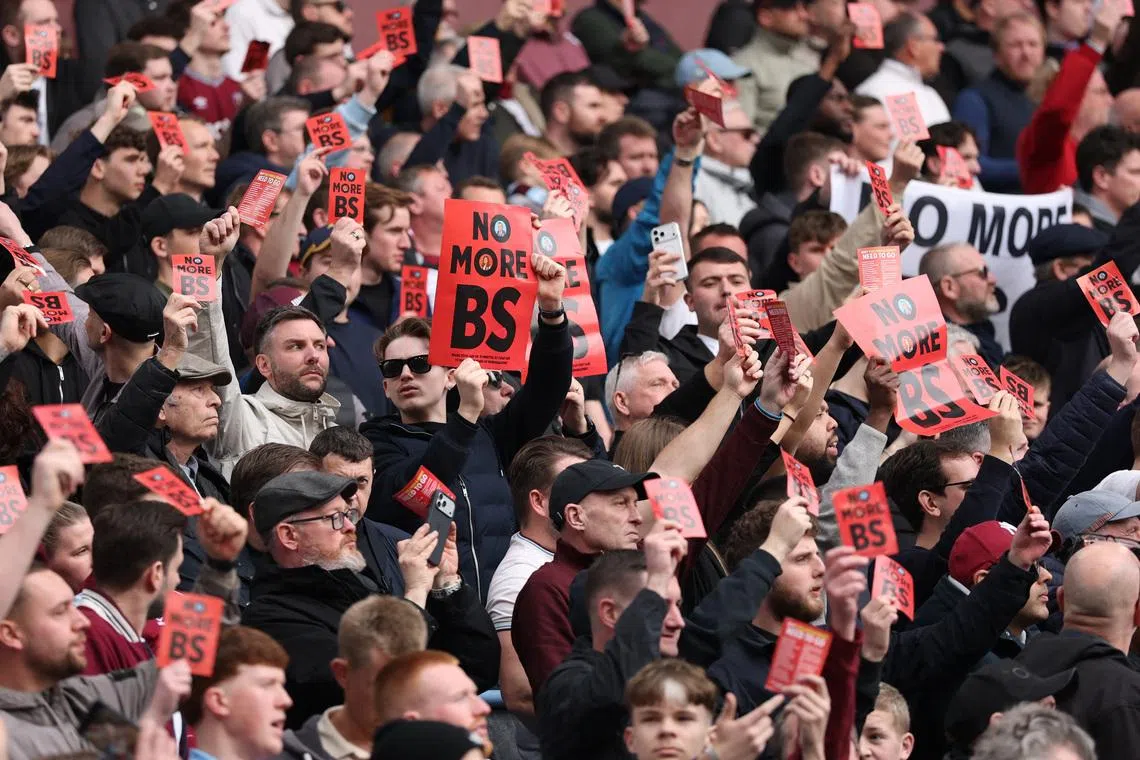 Soccer Football - Premier League - Aston Villa v West Ham United - Villa Park, Birmingham, Britain - March 22, 2026 West Ham United fans protest against Karren Brady and David Sullivan in the stands Action Images via Reuters/Andrew Boyers EDITORIAL USE ONLY. NO USE WITH UNAUTHORIZED AUDIO, VIDEO, DATA, FIXTURE LISTS, CLUB/LEAGUE LOGOS OR 'LIVE' SERVICES. ONLINE IN-MATCH USE LIMITED TO 120 IMAGES, NO VIDEO EMULATION. NO USE IN BETTING, GAMES OR SINGLE CLUB/LEAGUE/PLAYER PUBLICATIONS. PLEASE CONTACT YOUR ACCOUNT REPRESENTATIVE FOR FURTHER DETAILS..